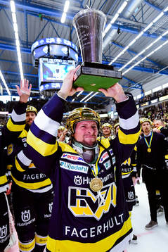 s  Chris Abbott   jublar med pokalen