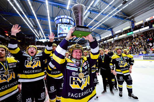 s  Chris Abbott   jublar med pokalen