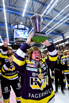 s  Chris Abbott   jublar med pokalen