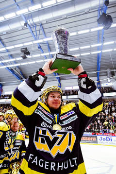 s målvakt Linus Söderström    jublar med pokalen