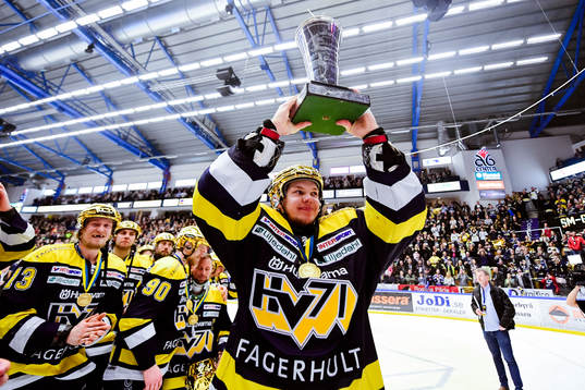 s  målvakt Linus Söderström   jublar med pokalen