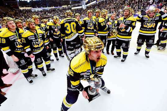 s Kristofer Berglund    jublar med pokalen