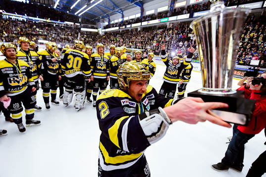 s Kristofer Berglund    jublar med pokalen