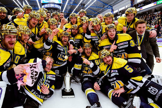 s spelare jublar med pokalen