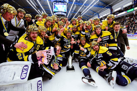 s spelare jublar med pokalen