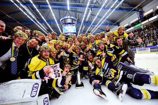 s spelare jublar med pokalen
