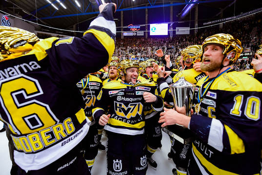 s Pär Arlbrandt och Martin Thörnberg jublar med pokalen