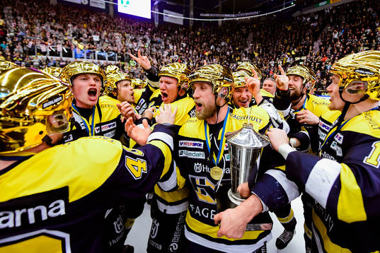 s Martin Thörnberg  jublar med pokalen