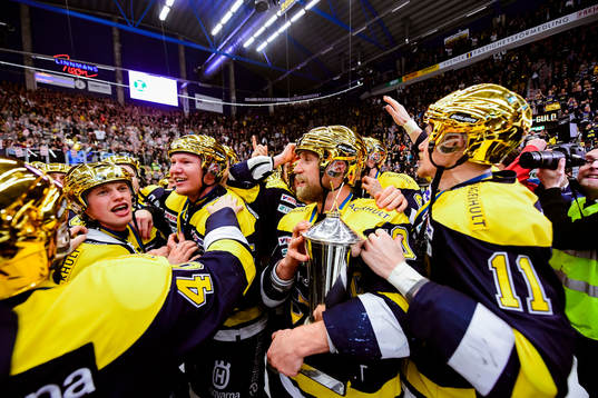 s Martin Thörnberg  jublar med pokalen