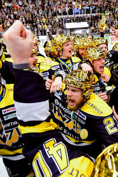 s Mattias Tedenby jublar med lagkaraterna