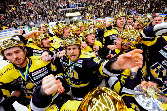 s Mattias Tedenby jublar med lagkaraterna