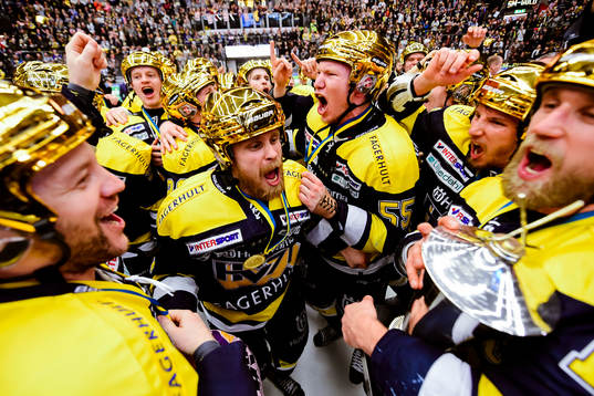 s Mattias Tedenby jublar med lagkaraterna