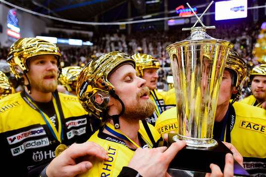 s Mattias Tedenby jublar med pokalen