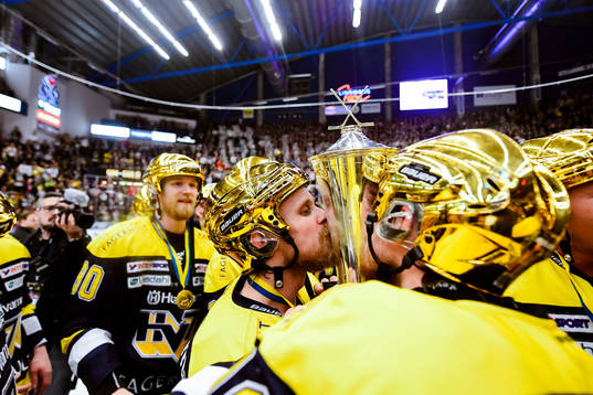 s Mattias Tedenby jublar med pokalen