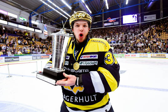 s målvakt Linus Söderström  jublar med pokalen