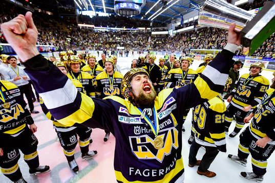 s Christoffer Persson  jublar med pokalen