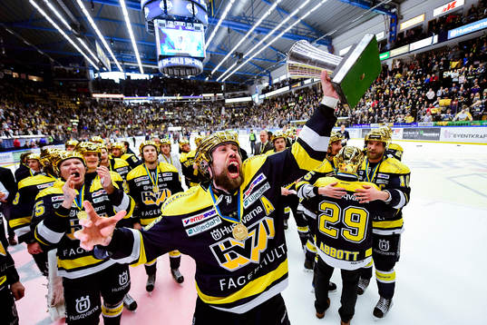 s Christoffer Persson  jublar med pokalen