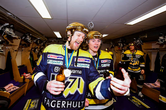 s Ted Brithén och Lias Andersson jublar med pokalen