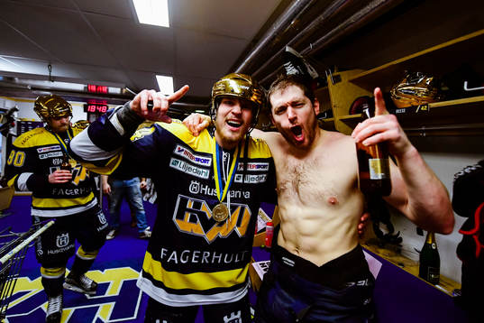 s Mikko Lehtonen och Dylan Reese  jublar med pokalen