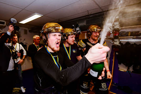 s Mikko Lehtonen jublar i omklädningsrummet