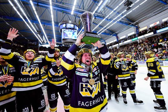 s Chris Abbott jublar med pokalen