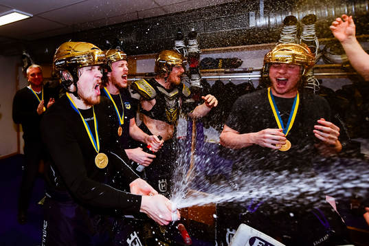 s Mikko Lehtonen jublar i omklädningsrummet