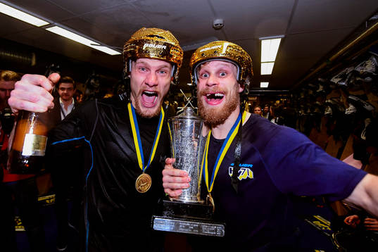 s Simon Önerud och Mattias Tedenby jublar i