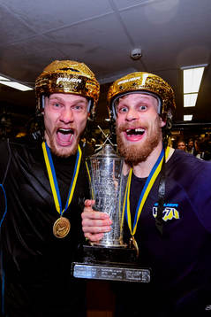 s Simon Önerud och Mattias Tedenby jublar i