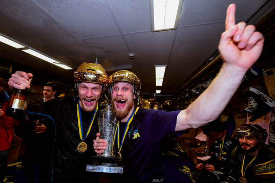 s Simon Önerud och Mattias Tedenby jublar i