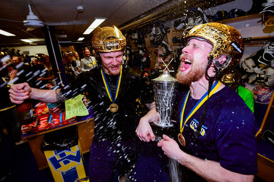 s Simon Önerud och Mattias Tedenby jublar i
