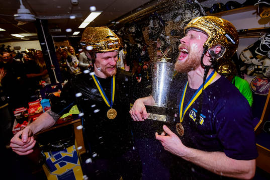s Simon Önerud och Mattias Tedenby jublar i