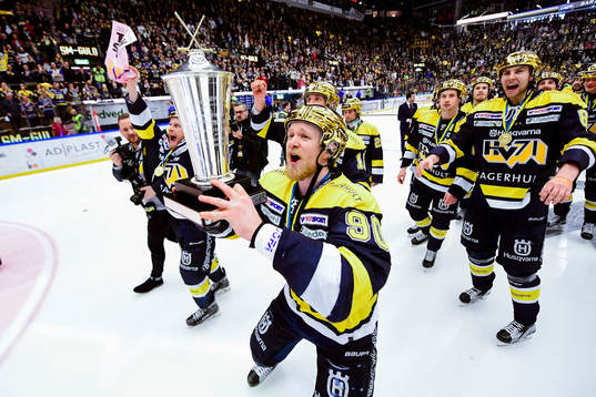 s Ted Brithén jublar med pokalen