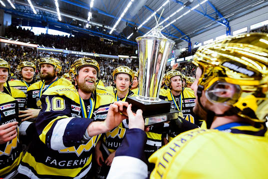 s Martin Thörnberg och Pär Arlbrandt  jublar med pokalen