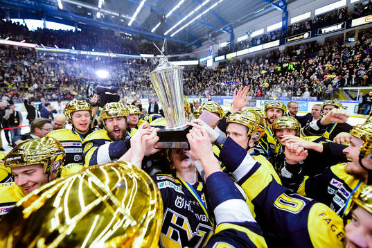 s spelare jublar med pokalen