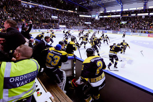 s spelare jublar vid avgörande 2-1