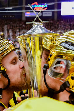 s Mattias Tedenby jublar med pokalen