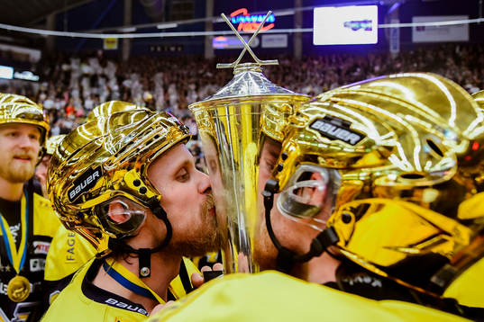 s Mattias Tedenby jublar med pokalen
