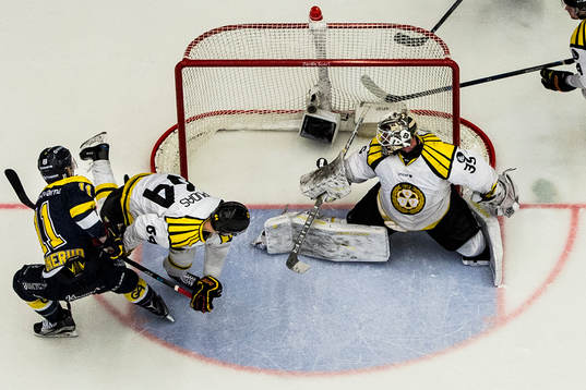 s Simon Önerud gör matchavgörande 2-1 målet bakom
