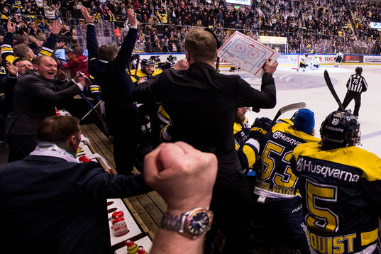 s tränare Johan Lindbom (tv) och spelare och ledare jublar