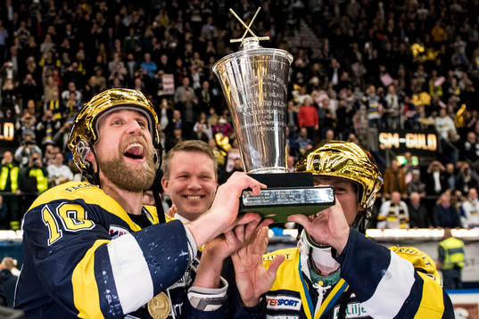 s Martin Thörnberg och Chris Abbott höjer SM-pokalen LeMat