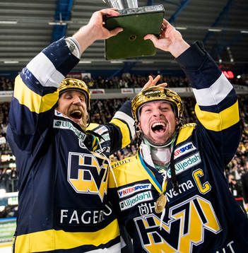 s Martin Thörnberg och Chris Abbott höjer SM-pokalen LeMat
