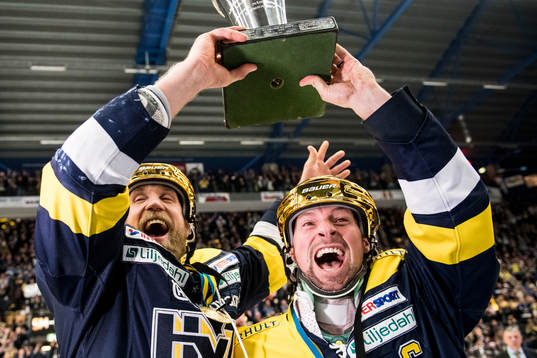 s Martin Thörnberg och Chris Abbott höjer SM-pokalen LeMat