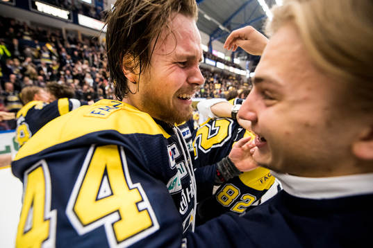 s Mikko Lehtonen jublar