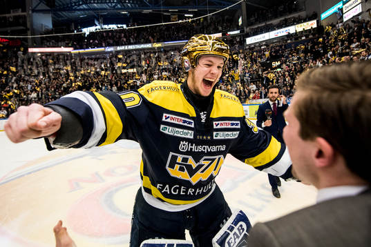 s målvakt Linus Söderström jublar