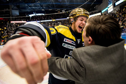s målvakt Linus Söderström jublar
