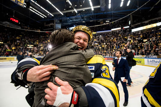 s målvakt Linus Söderström jublar