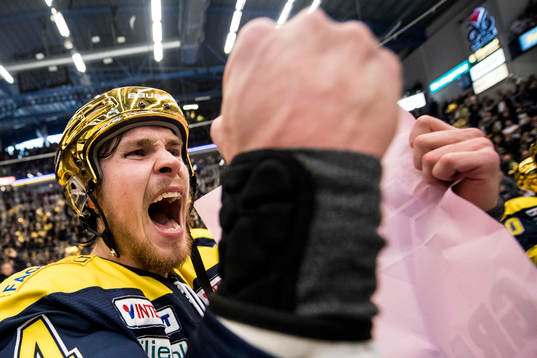 s Mikko Lehtonen jublar