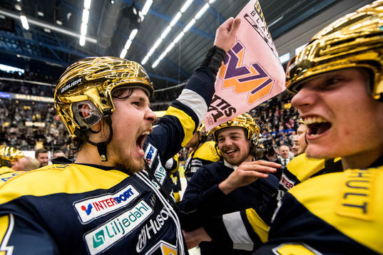 s Mikko Lehtonen jublar med Lias Andersson