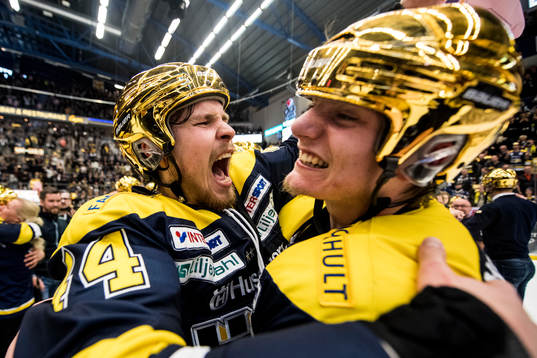 s Mikko Lehtonen jublar med Lias Andersson
