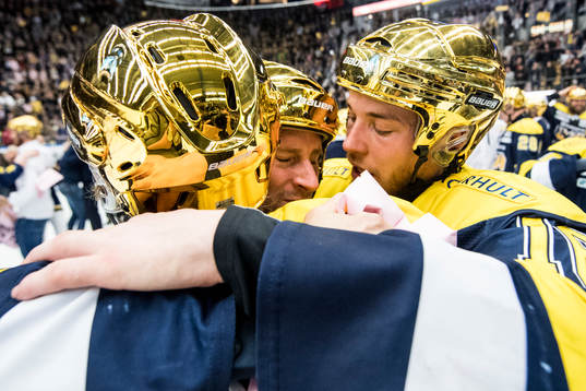s Chris Abbott och Filip Sandberg kramas